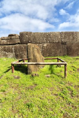 Şili rapa nui bir eski kültür antika ve mysteriuos muai heykeli sembolü