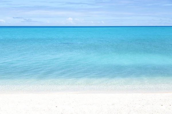 パラダイス コンセプトと Rela ポリネシア ランギロアの海岸線のピンクの砂のような — ストック写真