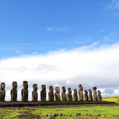 Şili rapa nui bir eski kültür antika ve mysteriuos muai heykeli sembolü