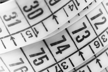 bir kırmızı ölçü kaset kavramı ölçü ve sonsuz gibi hafif beyaz dönüşü