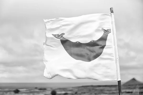 風と雲の旗を振ってチリ ラパヌイで — ストック写真