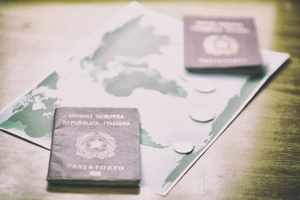 Sfocatura Passaporto Sullo Sfondo Della Mappa Del Mondo Come Concetto — Foto Stock