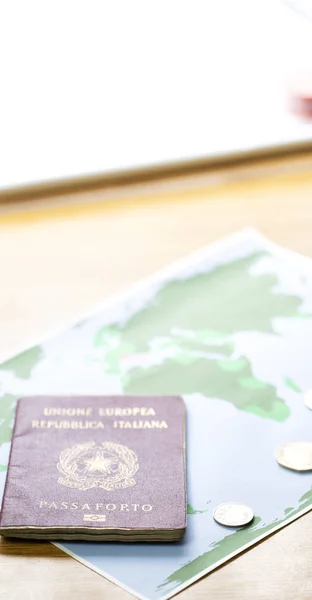 Θόλωμα Και Διαβατήριο Στον Κόσμο Χάρτη Υπόβαθρο Όπως Έννοια Του — Φωτογραφία Αρχείου