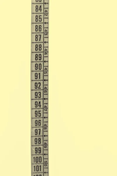 ダイエットと長さのツールのコンセプトのような白色光で赤テープ メジャーをぼかし Spac をコピー — ストック写真