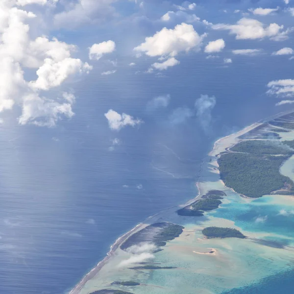 ポリネシアのモーレア島飛行機雲と海からサンゴ礁のビューの — ストック写真