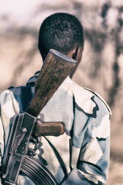  Etiyopya kara Afrika'da siyah bir asker ve silahını yatılı arıyorsunuz