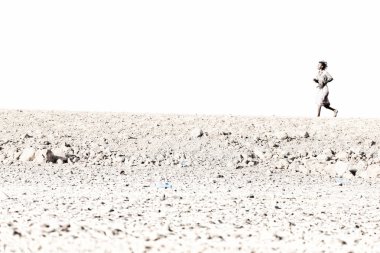 Etiyopya, Danakil-Ocak 2018--rock çölde yürüyen kimliği belirsiz adam yaklaşık