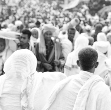 Etiyopya, Lalibela-Ocak 2018--genna celebratio kalabalık içinde kimliği belirsiz kişi dolaylarında