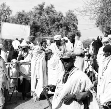 Etiyopya, Lalibela-Ocak 2018--genna celebratio kalabalık içinde kimliği belirsiz kişi dolaylarında
