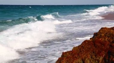 Umman beach kayalık sahil şeridi dalgalı denizde görüntüleri