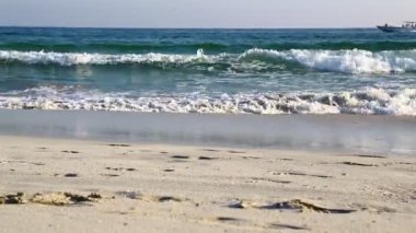 Sakin mavi deniz altında Umman plajda görüntülerini temizlemek gökyüzü