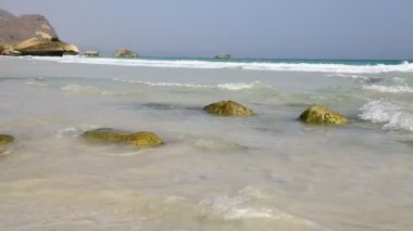 güzel dalgalar ve köpük Umman Beach kayalık sahil şeridi 