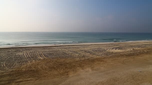 晚上在阿曼海滩海岸线的波浪状海的素材 — 图库视频影像