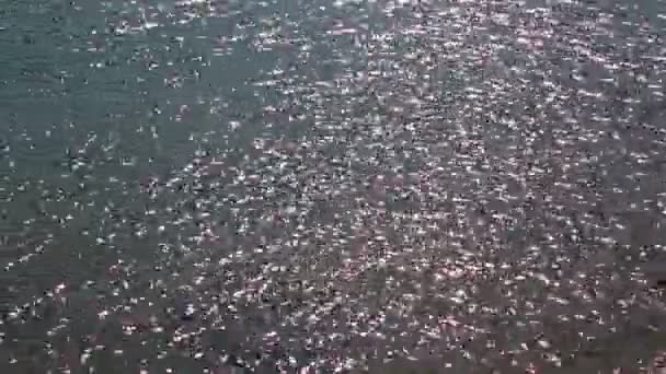 eau abstraite flottante dans la rivière et lumière de fond 