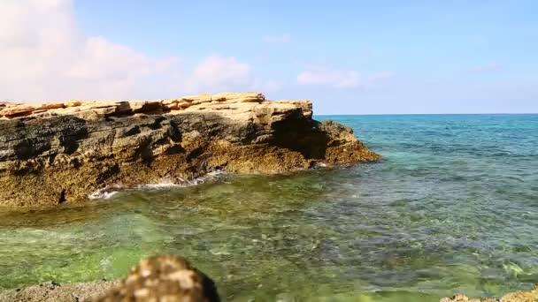 Mooie Golven Schuim Rotsachtige Kustlijn Oman Strand — Stockvideo