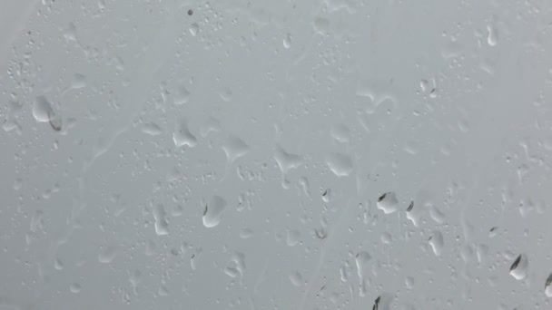 抽象纹理雨滴在汽车玻璃 特写视图 — 图库视频影像