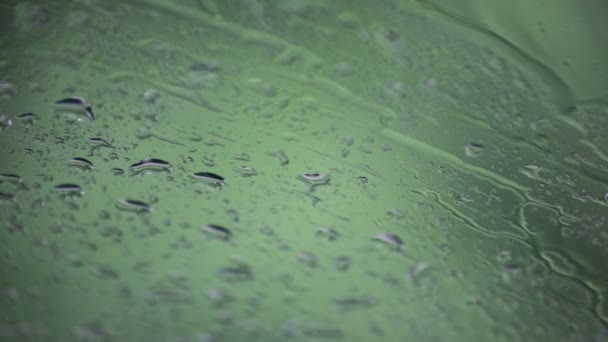 Primer Plano Las Gotas Agua Cristal Ventana Con Fondo Natural — Vídeos de Stock