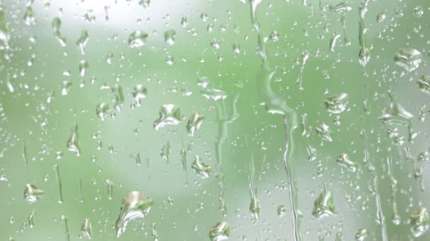 Nahaufnahmen Von Wassertropfen Auf Fensterscheiben Mit Verschwommenem Hintergrund — Stockvideo