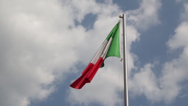 Italia Bandera Italiana Ondeando Cielo Azul Viento — Vídeo de stock