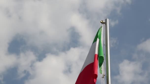 Bandera Italiana Ondeando Por Viento Contra Cielo Nublado — Vídeos de Stock