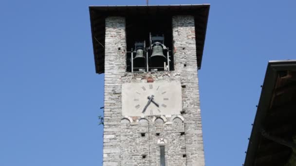 Forntida Katolska Kyrkan Och Clock Tower Italien — Stockvideo