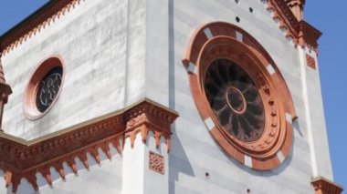 İtalya'da antik Katolik Kilisesi ve saat kulesi