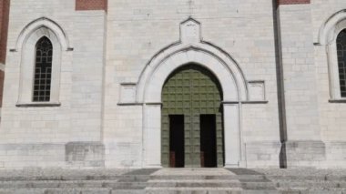 Bina Katolik ve saat kulesi için İtalya varano borghi antik din.