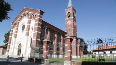 eski Katolik dini yapı ve saat kulesi varano borghi, İtalya