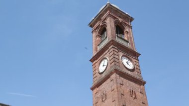 İtalya'da antik Katolik Kilisesi ve saat kulesi