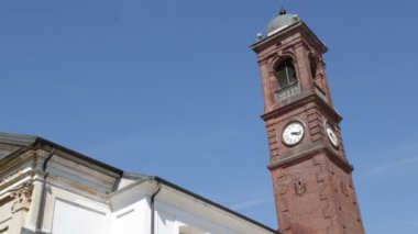 İtalya'da antik Katolik Kilisesi ve saat kulesi