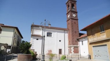 İtalya'da antik Katolik Kilisesi ve saat kulesi