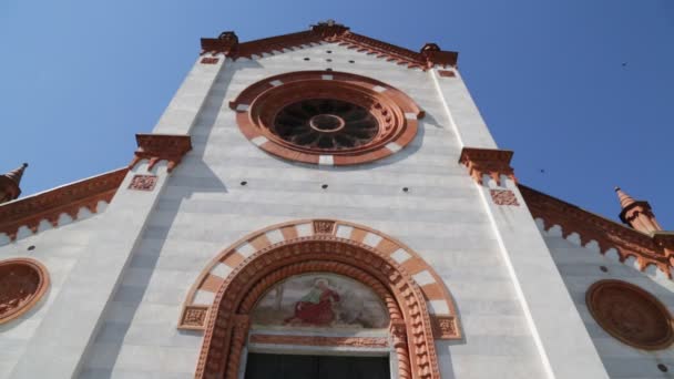 Gebäude Der Alten Katholischen Religion Und Uhrenturm Mercallo Italien — Stockvideo