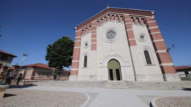 イタリアの古代のカトリック教会と時計塔します — ストック動画