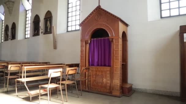 Interno Della Chiesa Cattolica Con Cabina Confessionale Italia — Video Stock