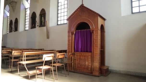 Interior Iglesia Católica Con Cabina Confesión Italia — Vídeos de Stock
