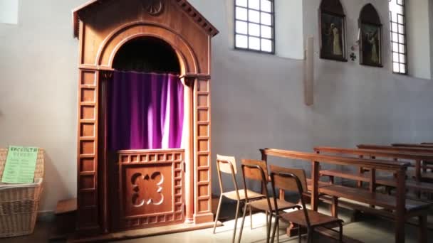 Interno Della Chiesa Cattolica Con Cabina Confessionale Italia — Video Stock