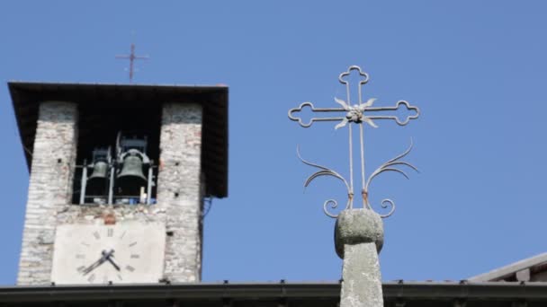古老的天主教教堂和十字架在意大利 — 图库视频影像