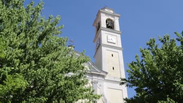 Vanzaghello イタリアで古代のカトリック教会と時計塔します — ストック動画