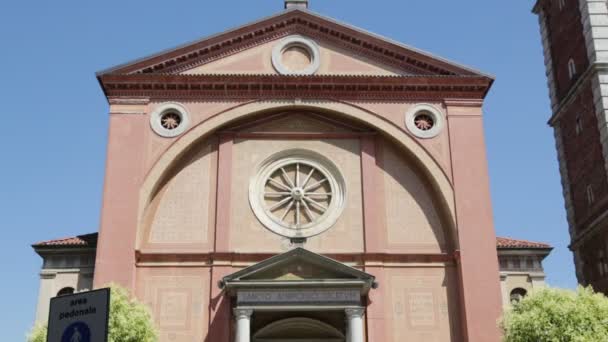 Alte Katholische Kirche Und Uhrturm Italien — Stockvideo