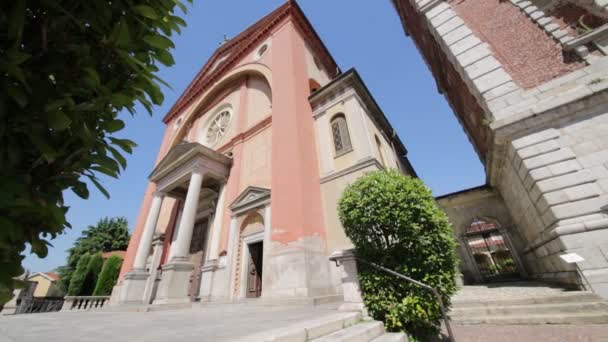 イタリアの古代のカトリック教会と時計塔します — ストック動画