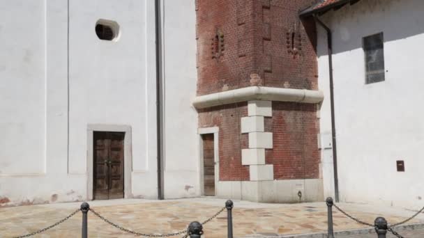 Італійській Самотній Будівлі Старовинної Релігії Католицької Годинникової Вежі — стокове відео