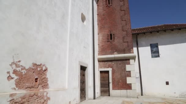 Forntida Katolska Kyrkan Och Clock Tower Italien — Stockvideo