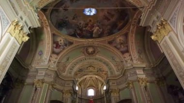 İtalya'da lonate pozzolo içinde eski kilise sunak ve din bina.