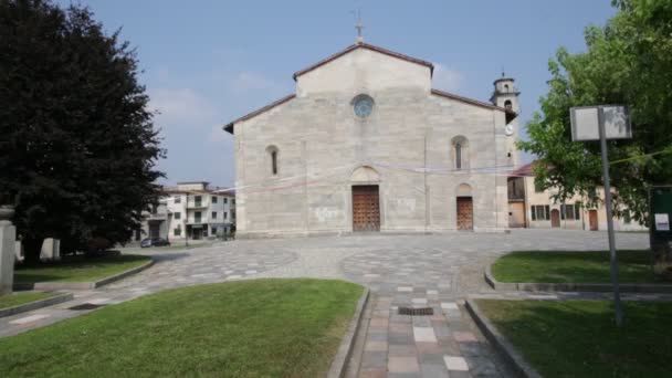 Стародавні Католицької Церкви Годинник Башта Місті Brebbia Італія — стокове відео