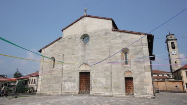 Forntida Katolska Kyrkan Och Clock Tower Brebbia Italien — Stockvideo