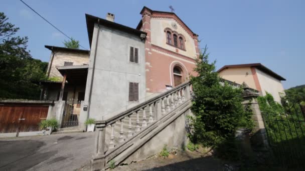 Antigua Iglesia Católica Con Reloj Osmate Italia — Vídeo de stock