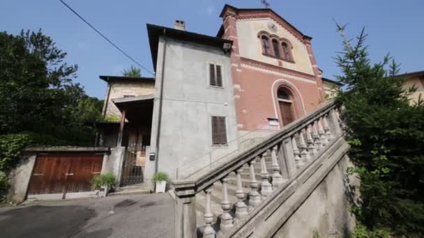 Antigua Iglesia Católica Con Reloj Osmate Italia — Vídeo de stock