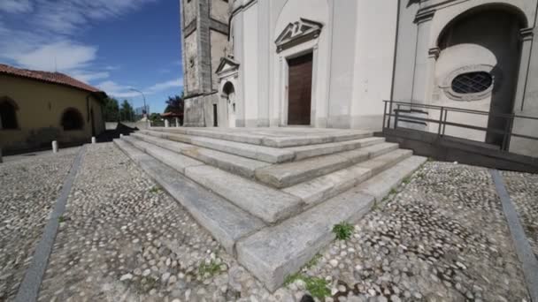 Forntida Katolska Kyrkan Och Clock Tower Sumirago Italien — Stockvideo