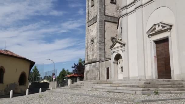 Alte Katholische Kirche Und Glockenturm Sumirago Italien — Stockvideo