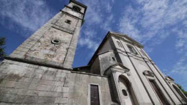 Kule antik Katolik Kilisesi ve saat SUMIRAGO, İtalya 